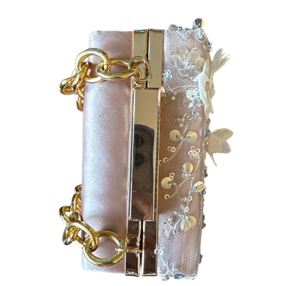 Elegant Floral Embellished Clutch with Gold Chain - Picture 4 of 6
